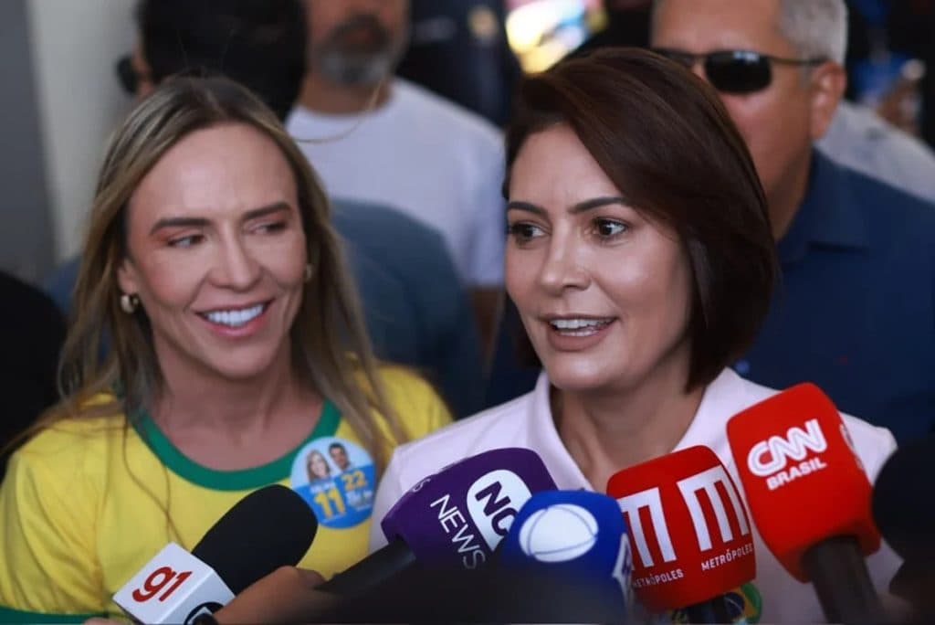 Michelle vota em Brasília e diz que Jair Bolsonaro está “ansioso”