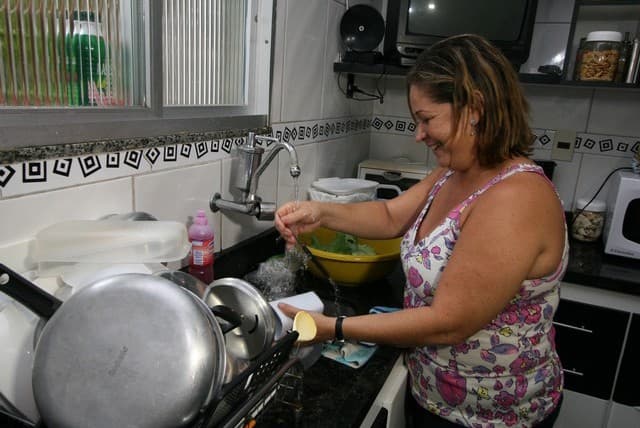 Dona de casa pode se aposentar pelo INSS pagando apenas R$ 81 mensais; saiba como