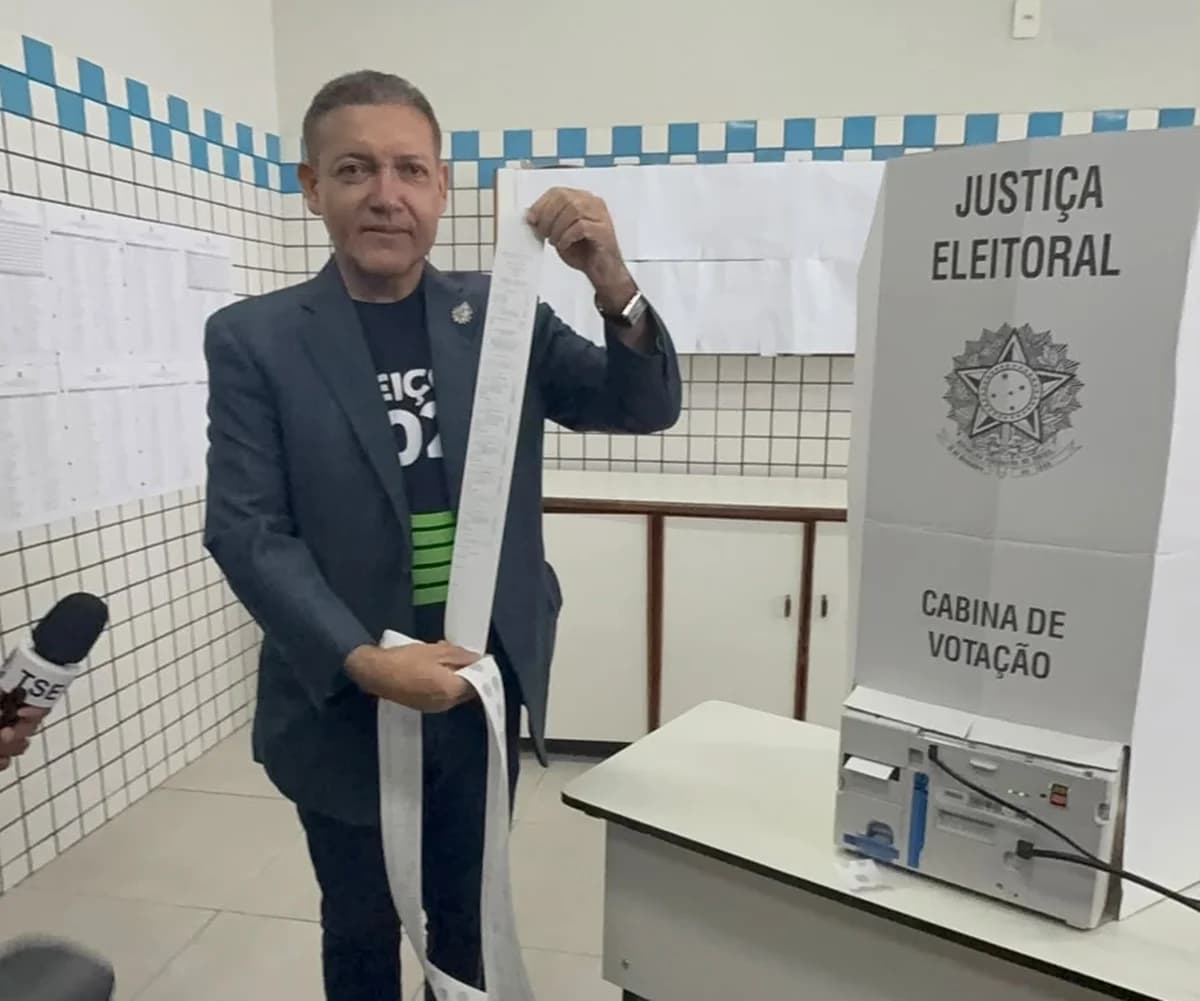 Presidente do TSE, Nunes Marques emite a zeréssima e vota em Brasília