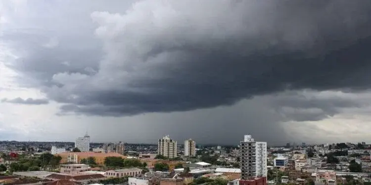 Chuva em Manaus melhora qualidade do ar, mas capital segue com ar mais poluído do país