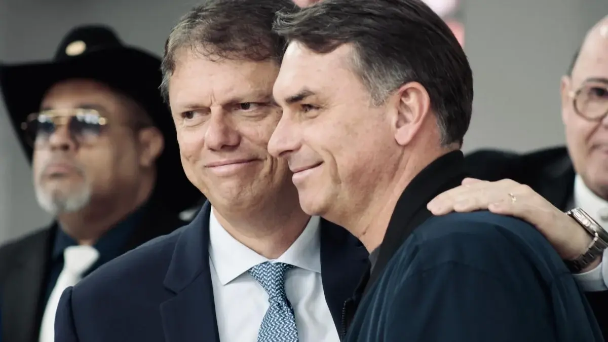 Republicanos oficializa apoio a Flávio Bolsonaro no 2º turno