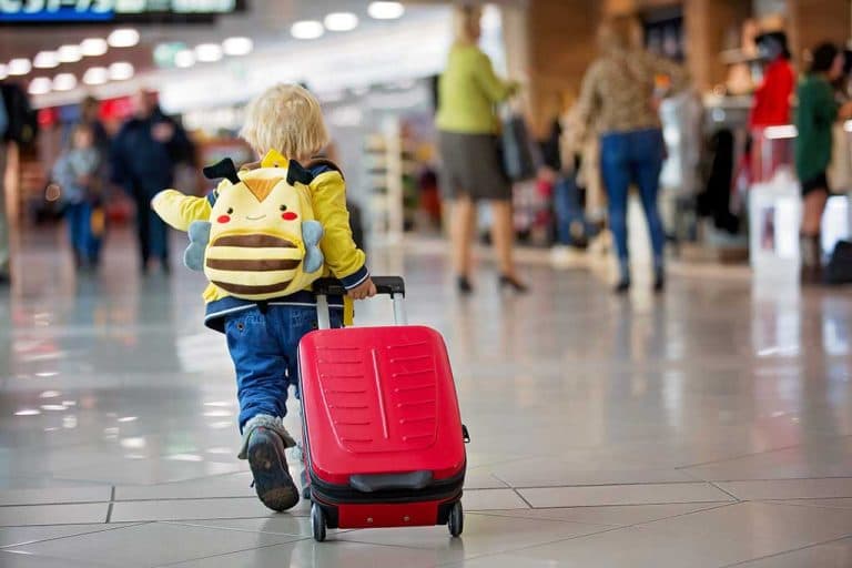 Vai viajar com crianças? Veja quando é preciso autorização e como solicitar o documento