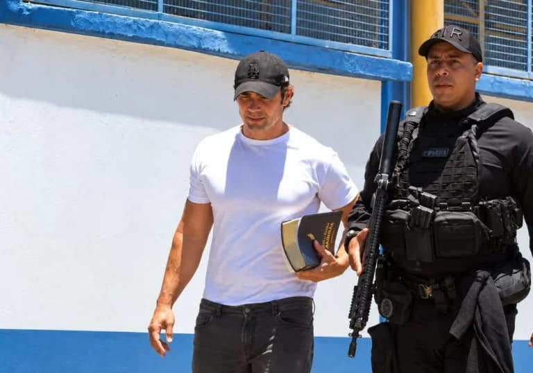 Ex-dono do Banco Master, Daniel Vorcaro vota na Papuda