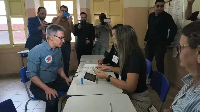 Zema vota em MG: candidato entrou com celular na cabine