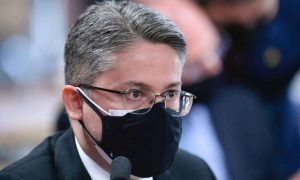 Senador vai à justiça contra secretário do ministério da Saúde que defendeu cloroquina