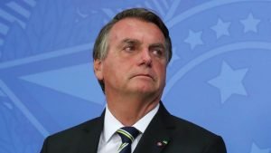 Bolsonaro volta a atacar vacinas e sugere que Ômicron é "bem-vinda"