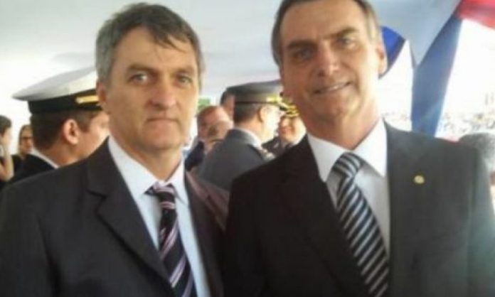 Irmão de Bolsonaro trabalha em cidade que recebeu verba do orçamento secreto