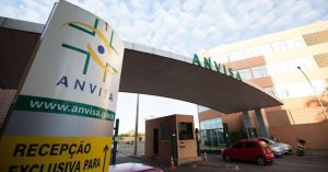 A Agência Nacional de Vigilância Sanitária (Anvisa) aprovou nesta sexta-feira (7) o registro de um insumo para a fabricação da AstraZeneca, vacina contra covid-19 produzida pela Fundação Oswaldo Cruz (Fiocruz) no Brasil