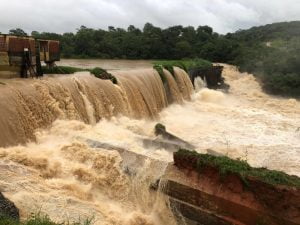 A prefeitura de Pará de Minas, cidade localizada a 83 km de Belo Horizonte, emitiu alerta em que pede a moradores que deixem suas casas devido ao risco de rompimento da barragem hidrelétrica da Usina do Carioca após as fortes chuvas na região