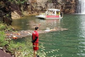 O Corpo de Bombeiros Militar de Minas Gerais informou que fragmentos de corpos de duas vítimas desaparecidas no desmoronamento de um bloco de pedras no lago de Furnas, em Capitólio (MG), foram encontrados na tarde de domingo