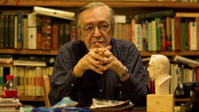 Filha de Olavo de Carvalho vai pedir atestado de óbito para saber causa da morte