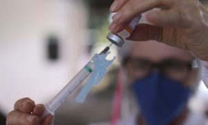O ministro da Saúde, Marcelo Queiroga, afirmou ao canal CNN neste sábado (16) que acompanha o caso de cerca de 40 crianças na Paraíba que receberam vacinas vencidas e de adultos