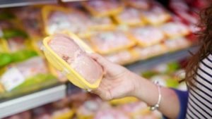 Levantamento do Índice Nacional de Preços ao Consumidor Amplo (IPCA), divulgado na terça-feira (11) pelo Instituto Brasileiro de Geografia e Estatística (IBGE) indica que frango, ovos, carne bovina, café, açúcar e tomate lideraram a alta de preços de alimentos em 2021