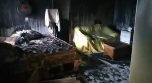 Um homem ainda não identificado incendiou a casa da ex-companheira, localizada na Rua Coreia do Norte, bairro Mauazinho, zona sul de Manaus na madrugada do dia 1º de janeiro