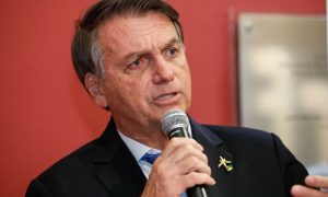 O presidente Jair Bolsonaro sancionou decreto que autoriza a emissão de passagens para ministros de Estado e servidores públicos na classe executiva de voos internacionais com duração de sete horas ou mais