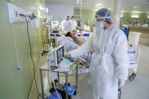 A escalada de novos casos da Covid-19 neste início de ano intensificou a demanda em hospitais e ocasionou ocupação acima de 80% dos leitos de Unidade de Terapia Intensiva (UTI)