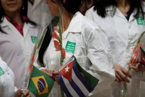 O Ministério da Saúde prorrogou, por mais um ano, o contrato de um grupo de 19 profissionais do Projeto Mais Médicos para o Brasil. A portaria foi publicada no Diário Oficial da União dessa quarta-feira (6)