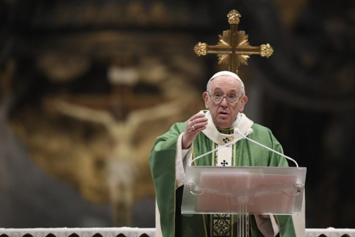 Papa Francisco pede a fiéis que não condenem filhos homossexuais