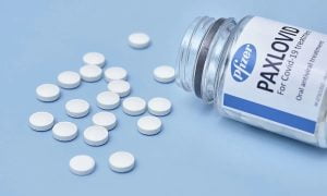 A Agência Europeia de Medicamentos (EMA) aprovou nesta quinta-feira (27) a Paxlovid, pílula contra a Covid-19 produzida pela farmacêutica Pfizer. Esse é o primeiro tratamento oral contra a Covid autorizado na União Europeia