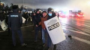 Sobe para 12 número de policiais mortos no Cazaquistão durante manifestações (Foto: Reuters)