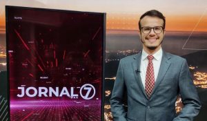 O apresentador da TV Alterosa Rafael Silva, 36 anos, sofreu uma parada cardíaca e desmaiou ao vivo durante a apresentação do programa Alterosa Alerta nessa segunda-feira (3)