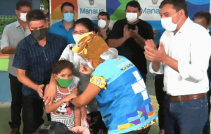 O governador do Amazonas Wilson Lima e o prefeito de Manaus, David Almeida, participaram nesta segunda-feira (17) de ato simbólico que marcou o início da vacinação de crianças entre 5 e 11 anos de idade contra a Covid-19