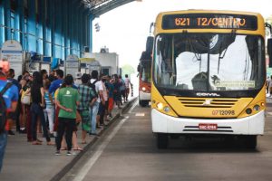 O prefeito de Manaus, David Almeida (Avante), revogou o decreto que garantia a gratuidade no transporte coletivo de Manaus para estudantes da rede pública municipal e estadual