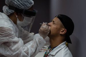 Os testes para o diagnóstico da Covid-19 no Brasil podem acabar por falta de insumos, alertou nesta quarta-feira (12) a Associação Brasileira de Medicina Diagnóstica (Abramed)