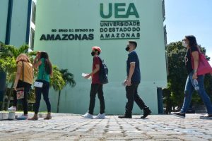 O Conselho Universitário da Universidade do Estado do Amazonas (UEA) decidiu, na primeira reunião extraordinária de 2022 realizada nesta sexta-feira (14), suspender as atividades presenciais na instituição devido ao aumento de casos de Covid-19 na última semana