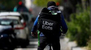 O aplicativo de delivery Uber Eats anunciou, nesta quinta-feira (6), que deixará de fazer entregas de restaurantes a partir do dia 8 de março. A companhia informou que continuará operando com itens de supermercados e lojas