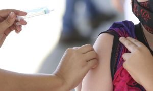 O Ministério da Saúde voltou a recomendar, nessa quarta-feira (26), que os pais "procurem a recomendação prévia de um médico antes da imunização" de crianças contra a Covid-19