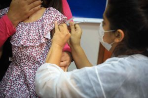 Vacina para crianças reduz risco de desenvolver quadros graves (Foto: Divulgação)