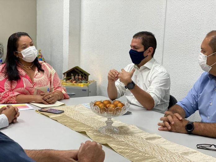 O deputado federal Marcelo Ramos (sem partido) afirmou, durante reunião com a titular da Secretaria Municipal de Assistência Social, Jane Mara, que reafirmou a parceria com o prefeito David Almeida (Avante) ao conceder R$ 6 milhões em emendas parlamentares para reformas dos Centros de Referência de Assistência Social (CRAS) e compra de cestas básicas