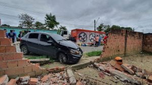 Caminhão perde controle, bate em veículos e deixa mulher ferida em Manaus (Foto: Divulgação)