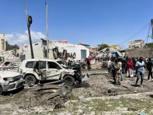 Explosão de carro-bomba deixa vários mortos na capital da Somália (Foto: Feisal Omar/Reuters)