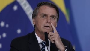 Bolsonaro defende reforma trabalhista e nega ser antivacina
