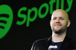 Polêmica com artistas leva Spotify a inserir aviso em podcasts sobre Covid