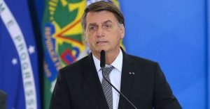 A poucas horas de depoimento na PF, Bolsonaro cita "interferências" no Executivo
