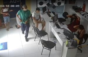Veja o momento que dupla invade autoescola e assalta funcionários e clientes em Manaus (Foto: Divulgação)