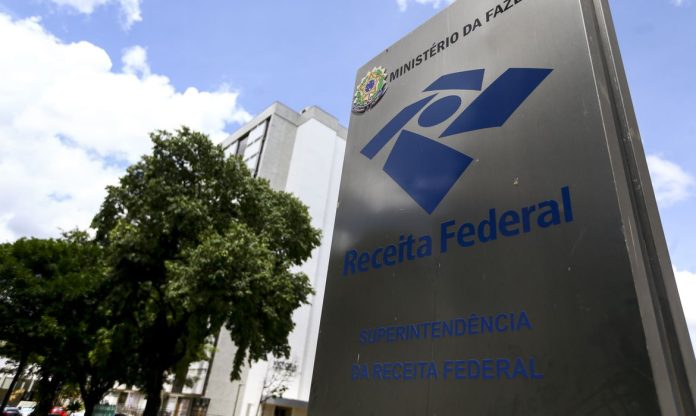 Auditores da Receita Federal entregam 1200 cargos em protesto contra Governo