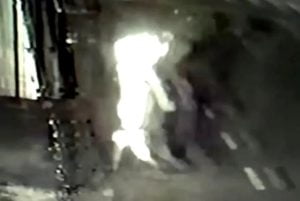VÍDEO: Mulher corre desesperada com o corpo em chamas em Belém (Foto: Reprodução)