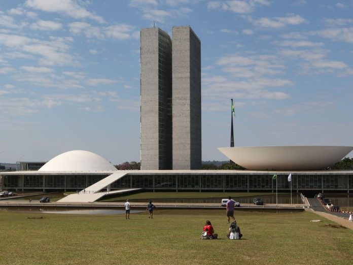 Servidores federais paralisam atividades hoje por aumento de salário