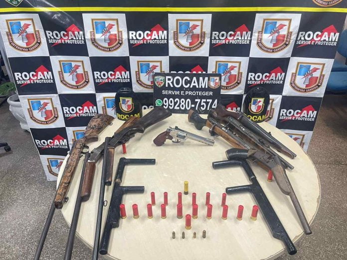 Polícia apreende arsenal com armas e munições de diversos calibres na zona Leste (Foto: Divulgação)