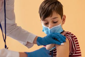 O atendimento à nova faixa etária será possível,  pela incorporação da CoronaVac à vacinação infantil, agregando com a Pfizer infantil.