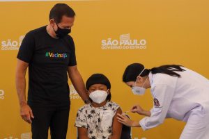 Primeiras crianças são vacinadas contra Covid em São Paulo