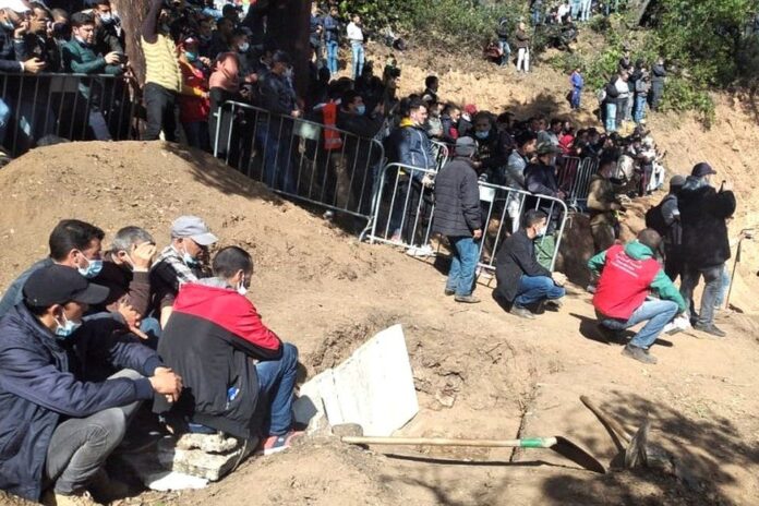 Funeral de menino marroquino que caiu em poço atrai centenas de pessoas