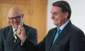 Bolsonaro sanciona reajuste de 33% para professores da rede pública