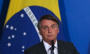 Tribunal Penal Internacional recebe denúncia que acusa Bolsonaro de crimes contra humanidade