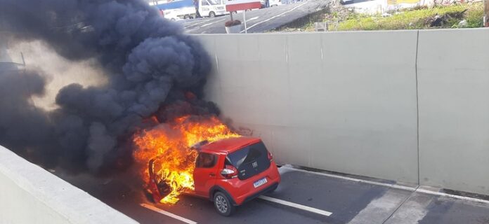 carro a gás explode após pegar fogo em viaduto na Avenida Constantino Nery (Foto: Divulgação)