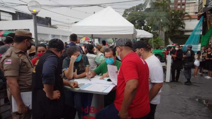 Dos cinco estabelecimento vistoriados pela Central Integrada de Fiscalização (CIF) na capital amazonense nesse domingo (27), quatro foram autuados por irregularidades durante realização de eventos de Carnaval.